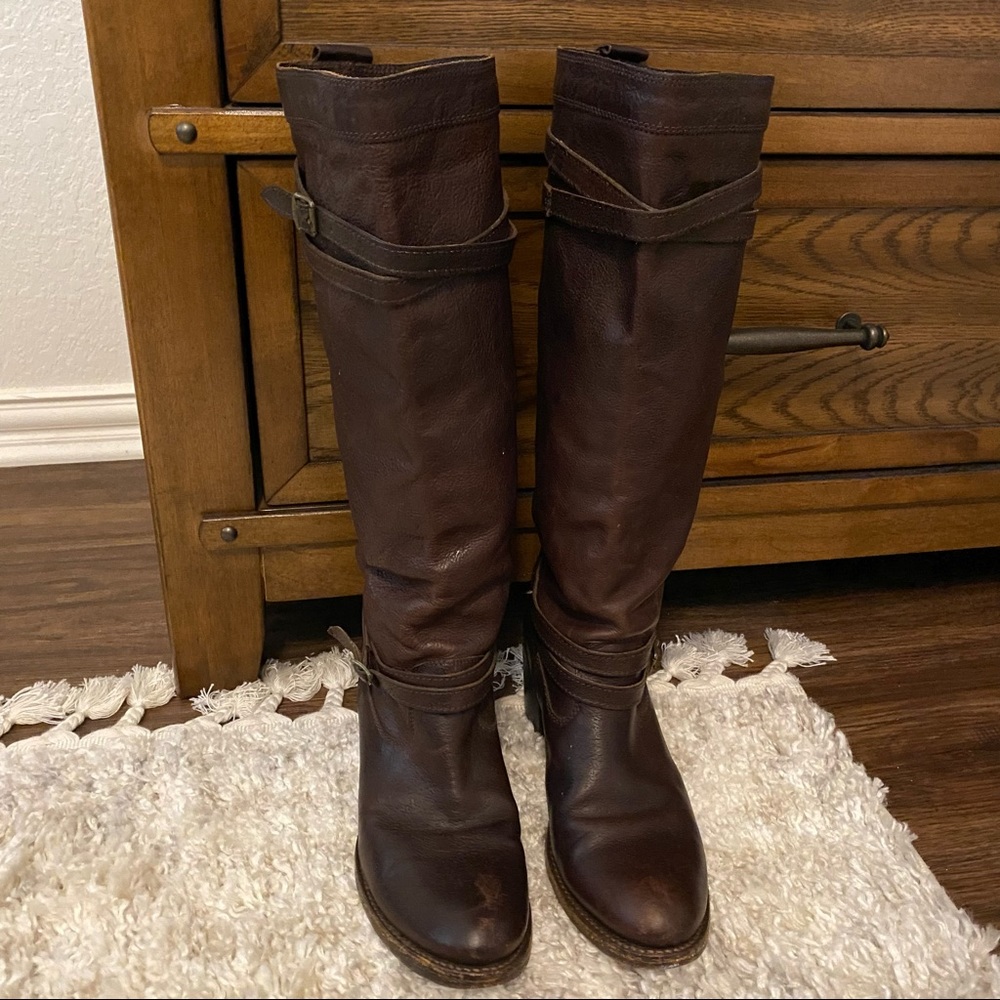 FRYE “Jane-Strappy”